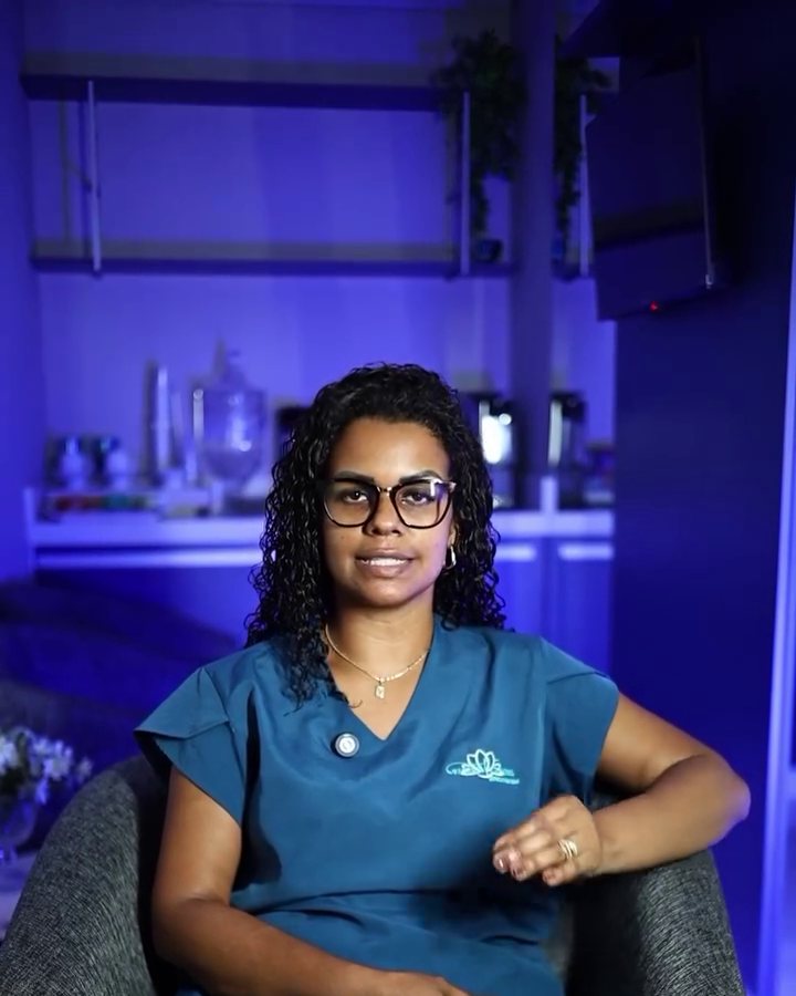 Valéria Gomes apresentando seu trabalho