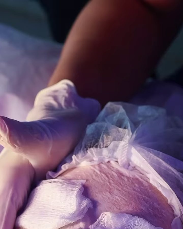 Aplicação de máscara durante cuidado facial