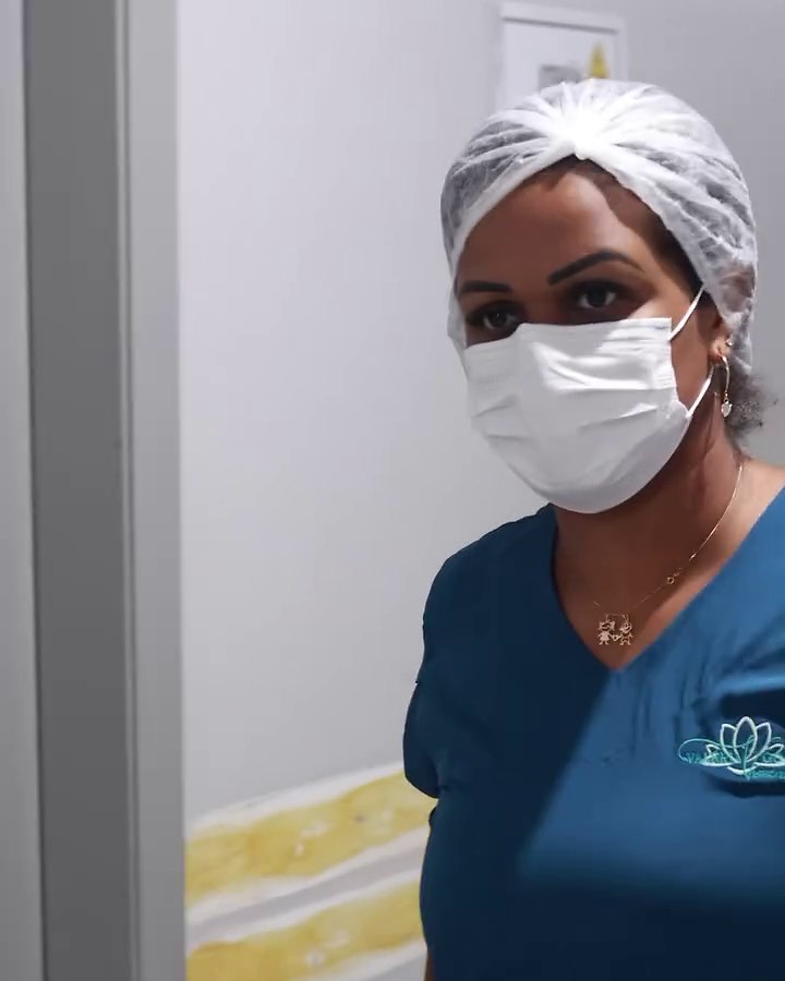 Valéria Gomes paramentada para acompanhamento pós-operatório em ambiente hospitalar