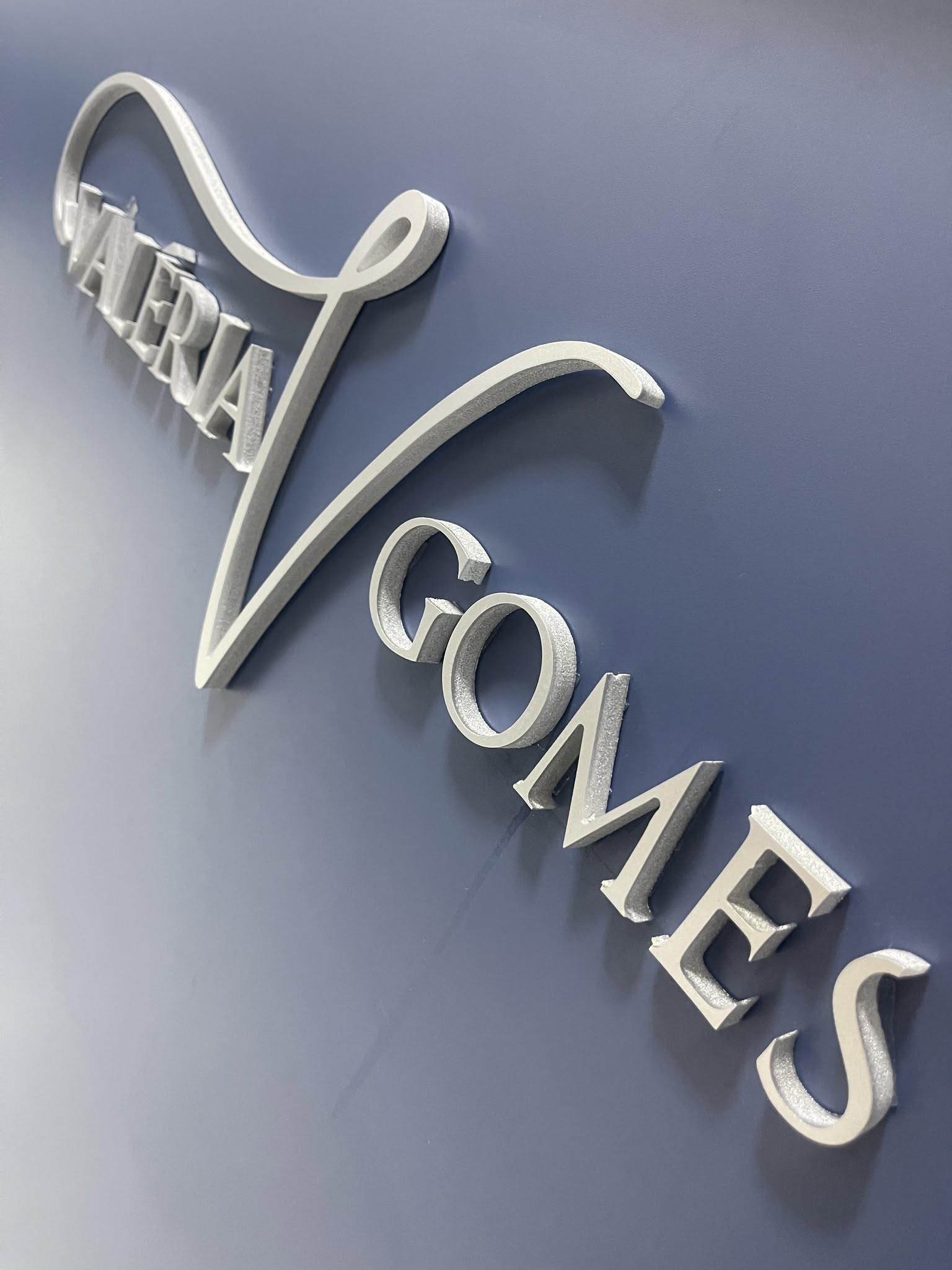 Letreiro de Valéria Gomes no espaço de atendimento