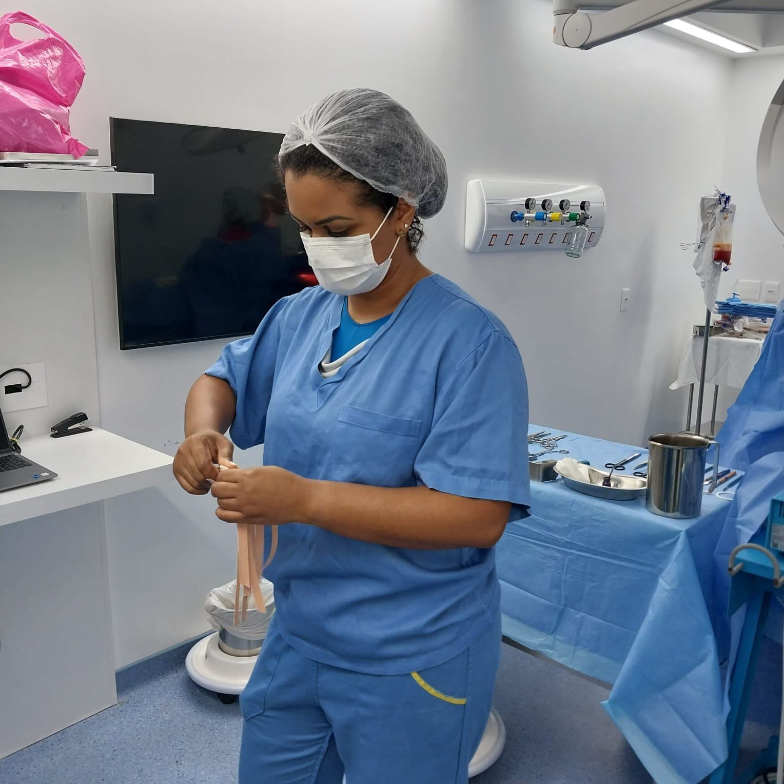 Valéria Gomes durante acompanhamento em ambiente hospitalar