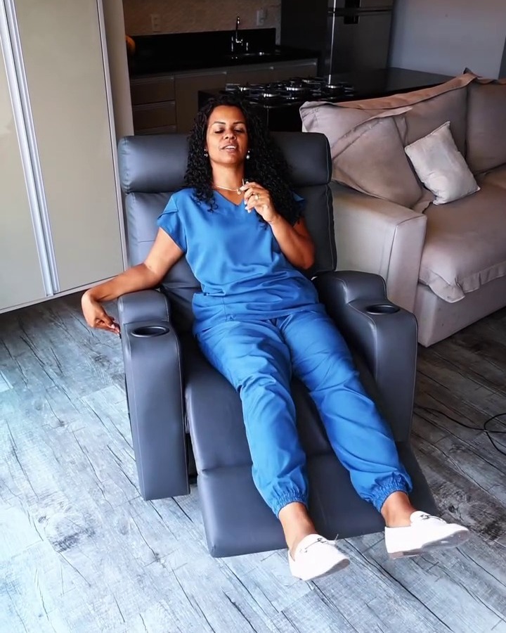 Valéria Gomes demonstrando a poltrona reclinável para o pós-operatório