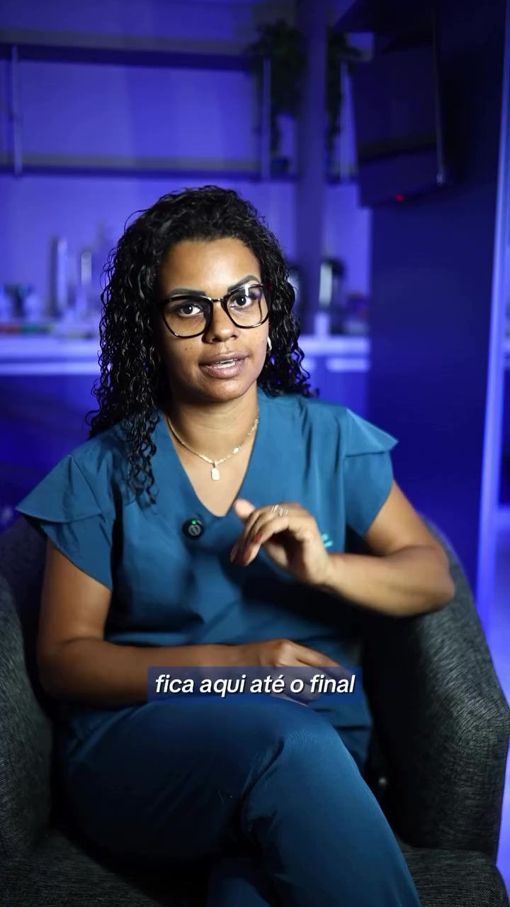 Valéria Gomes durante sua rotina profissional